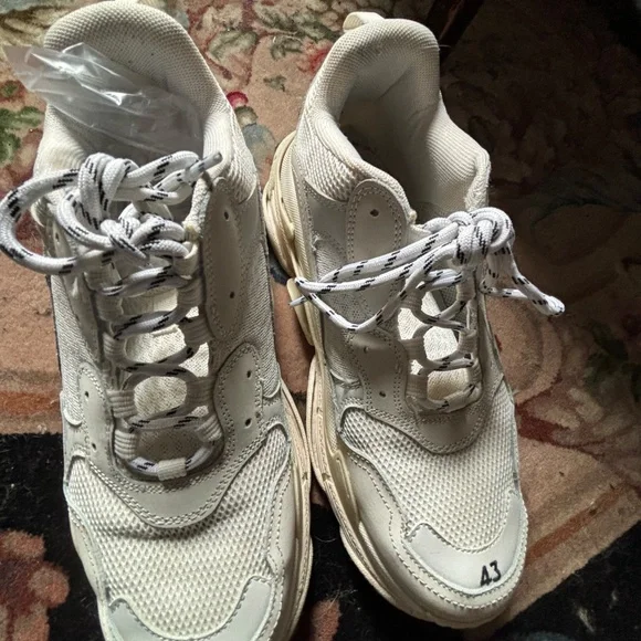 Balenciaga Triple S White Sneakers - Iconic Chunky Style - 43 - Picture 5 of 8